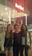 Mig, Madison og Michelle foran Hard Rock Cafe